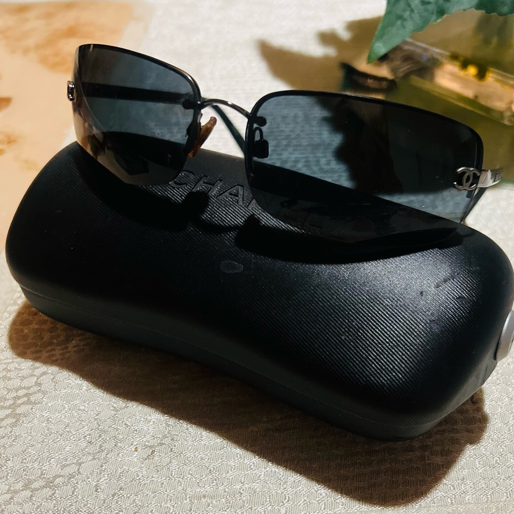 Authentic CHANEL Unisex Sunglasses (black)